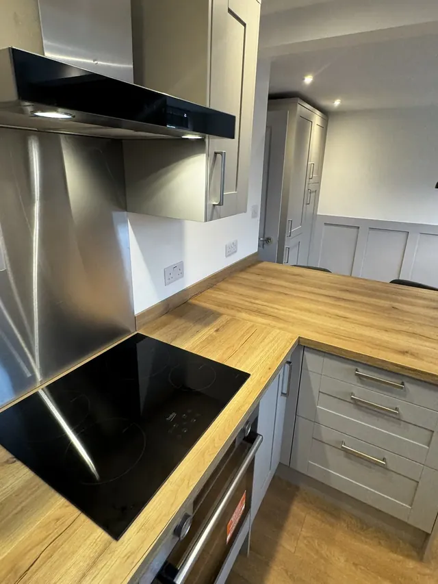 Kitchen hob, oven and extractor with coordinated cabinetry