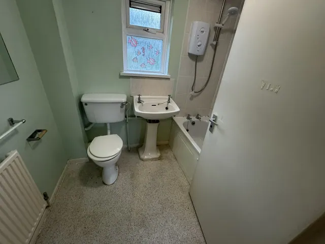 Bathroom before refurbishment